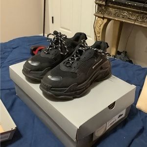 BLACK TRIPLE S BALENCIAGAS /WITH BOX